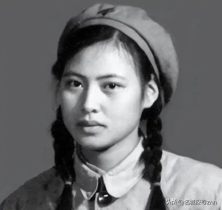1954年，一个刚从朝鲜战场立了三等功的21岁姑娘，正满心欢喜地准备报考大学。但