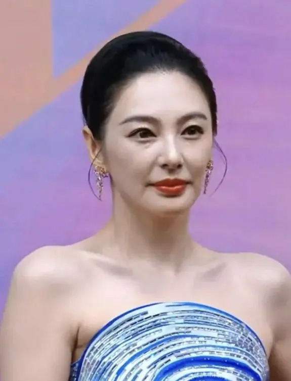 上合电影节闭幕红毯明星生图怼脸拍。张雨绮 刘雅瑟 周笔畅 蒋依依 谢可...