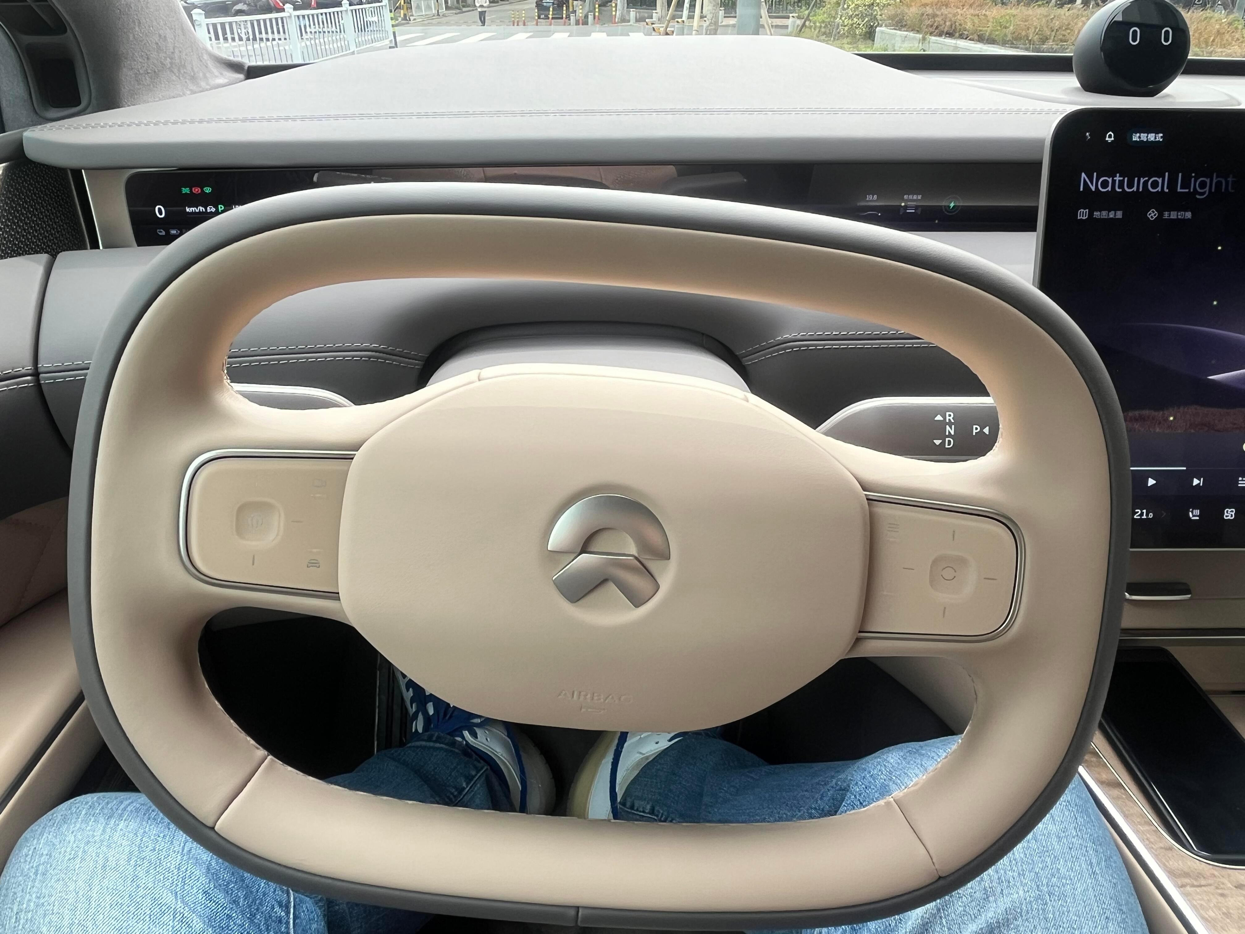 圆的方向盘用惯了，偶尔也可以试试方的