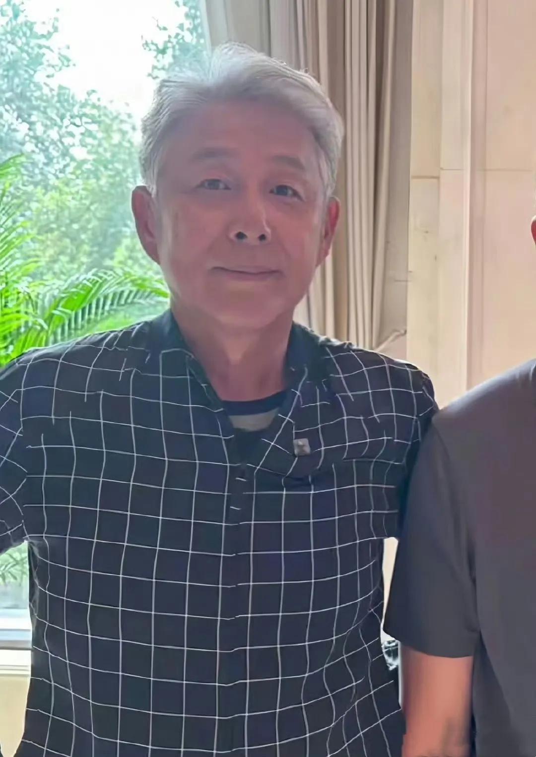 70岁陈道明满头白发，却帅得更霸气了！ 70岁陈道明近照曝光，白发如雪引热议，变