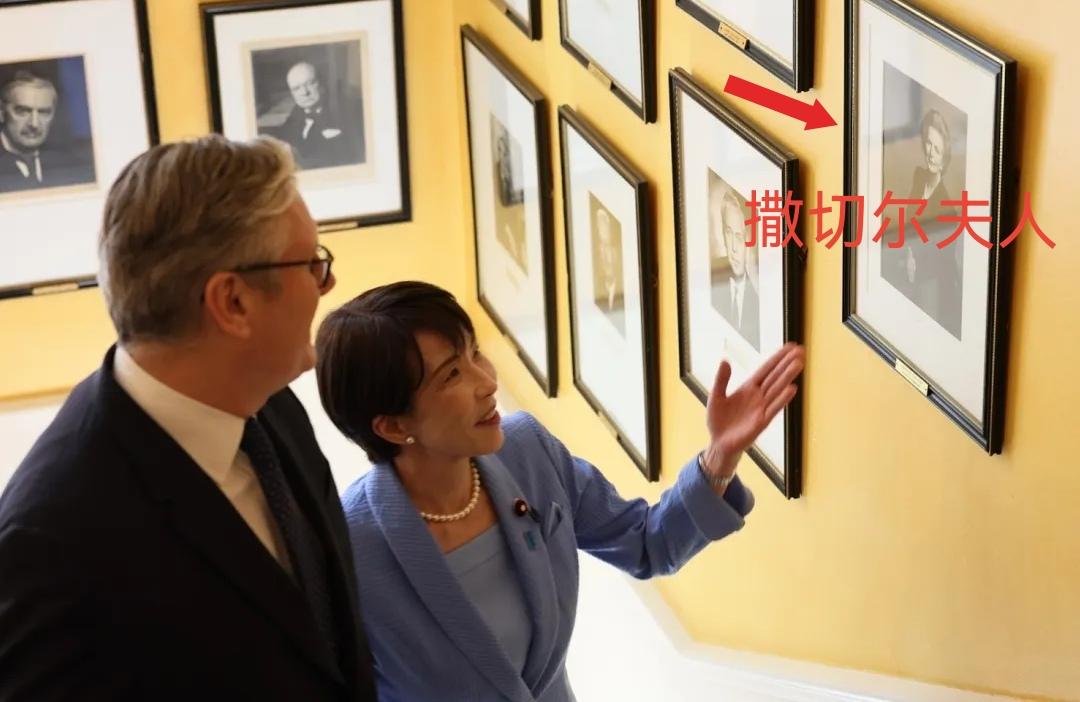 往自己脸上贴金！高市早苗访问英国，斯塔默陪同参观唐宁街10号。

在欣赏挂画时，