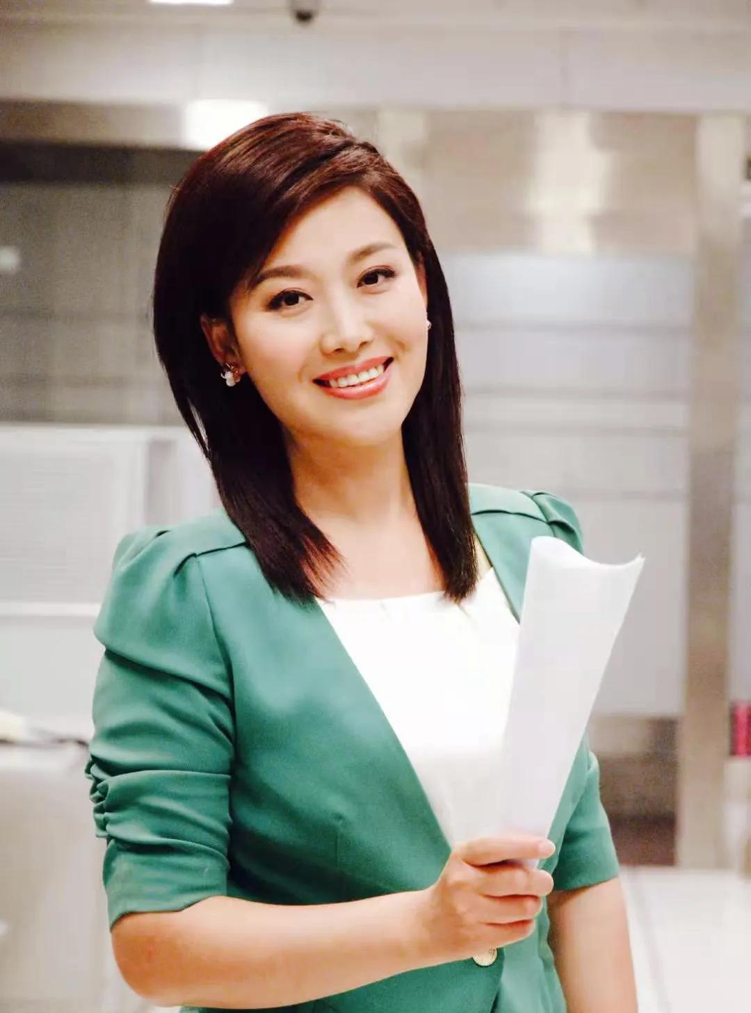 央视美女主持人郑丽，曾是东北小县城的普通女孩，因普通话标准，被老师推上舞台，从此