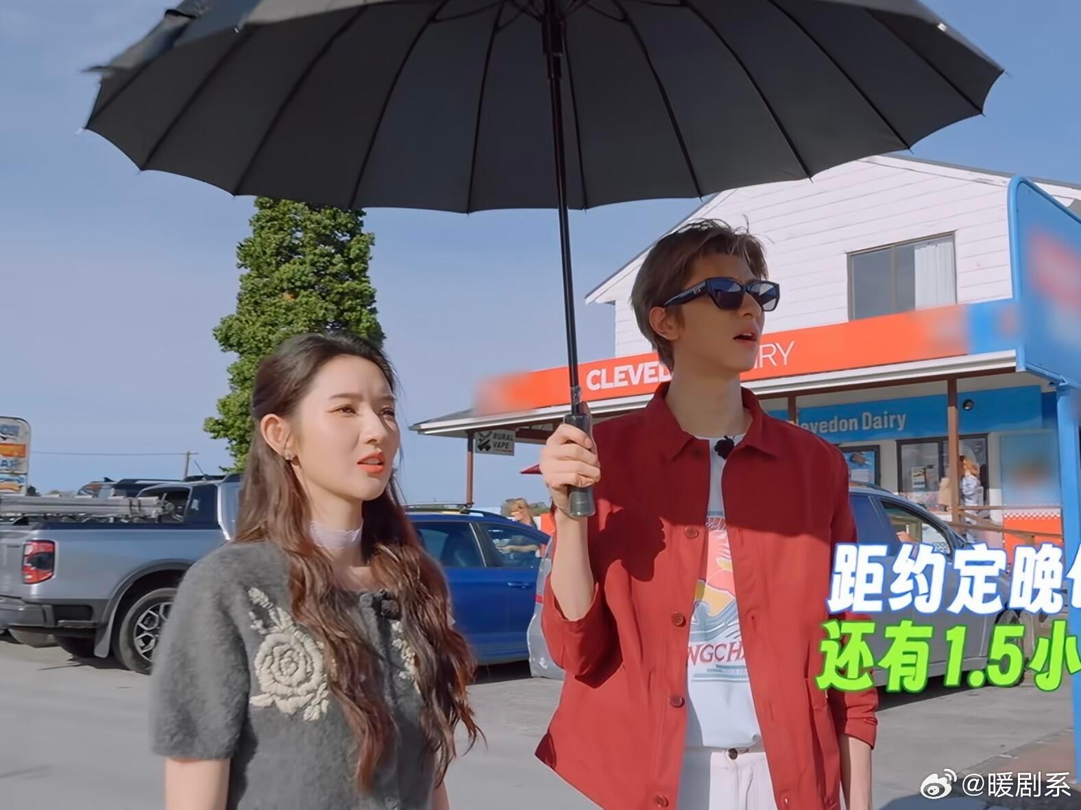林一高个子打伞的坏处来了这下彻底看清高个子撑伞的短板，林一细心把伞偏向王玉雯，只