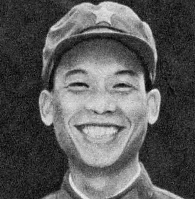 1979年，解放军一名走失的战士正在越南的农田里挖红薯，突然迎面冲过来七八名越军