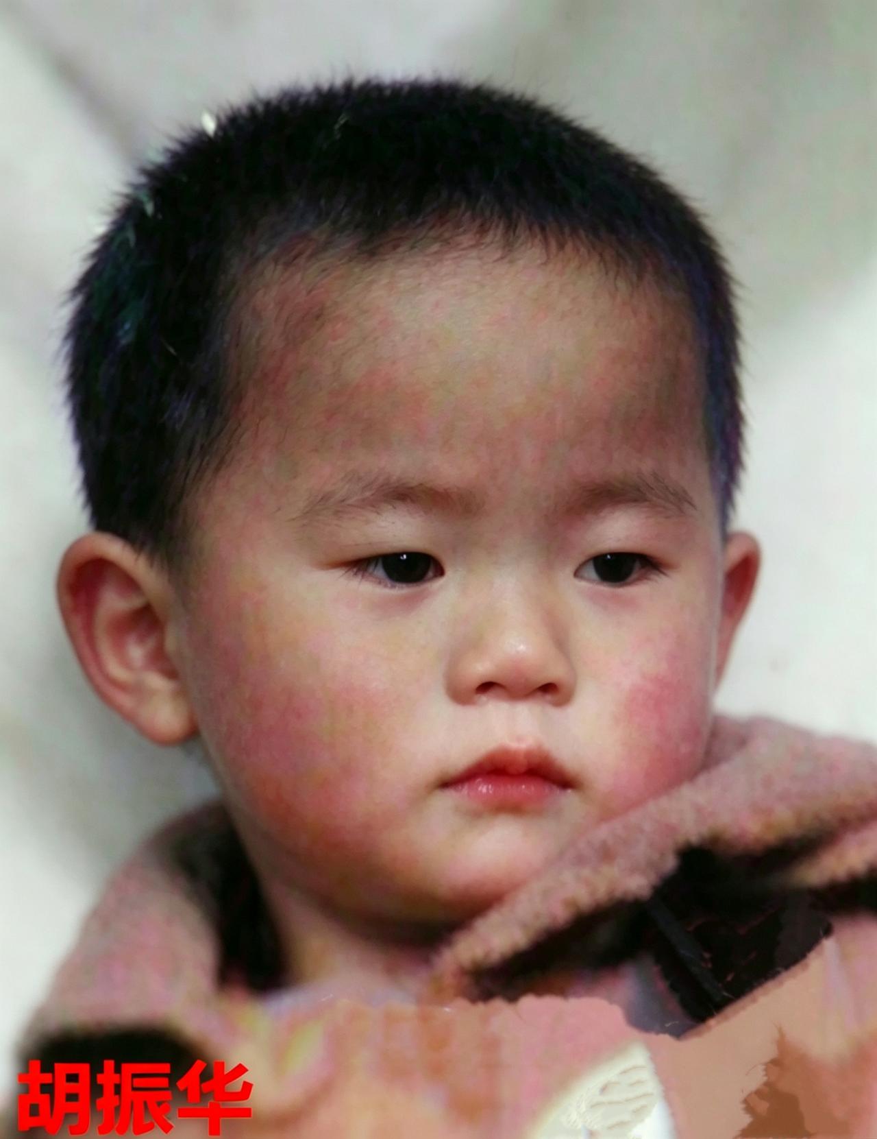 2005年12月26日中午五岁的胡振华去出租屋（韶关市坪石镇金鸡中路街道）旁边的