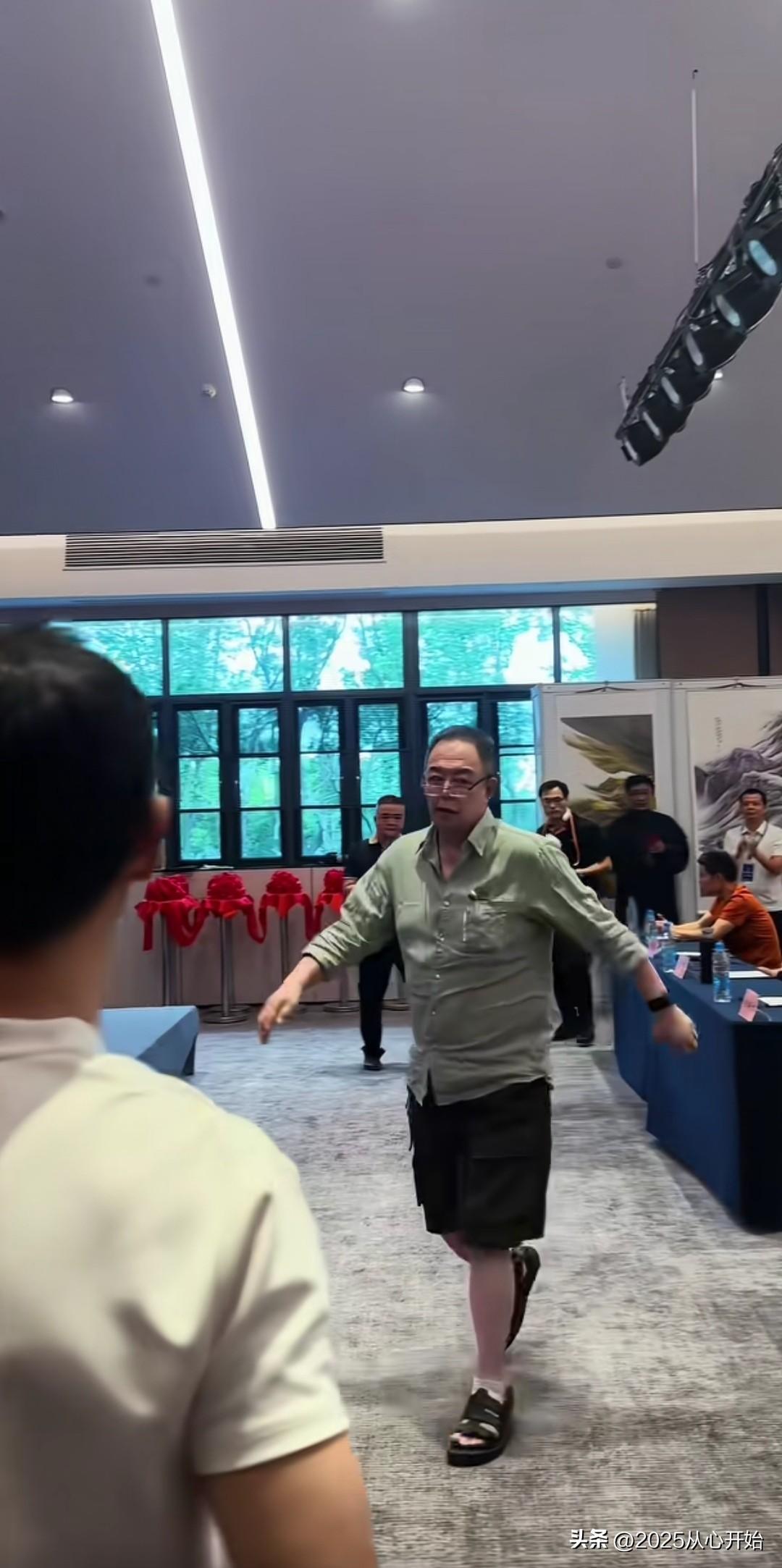 演员张铁林也是实在人。

最近，演员张铁林出席自己和朋友的书画展开幕式，当主持人