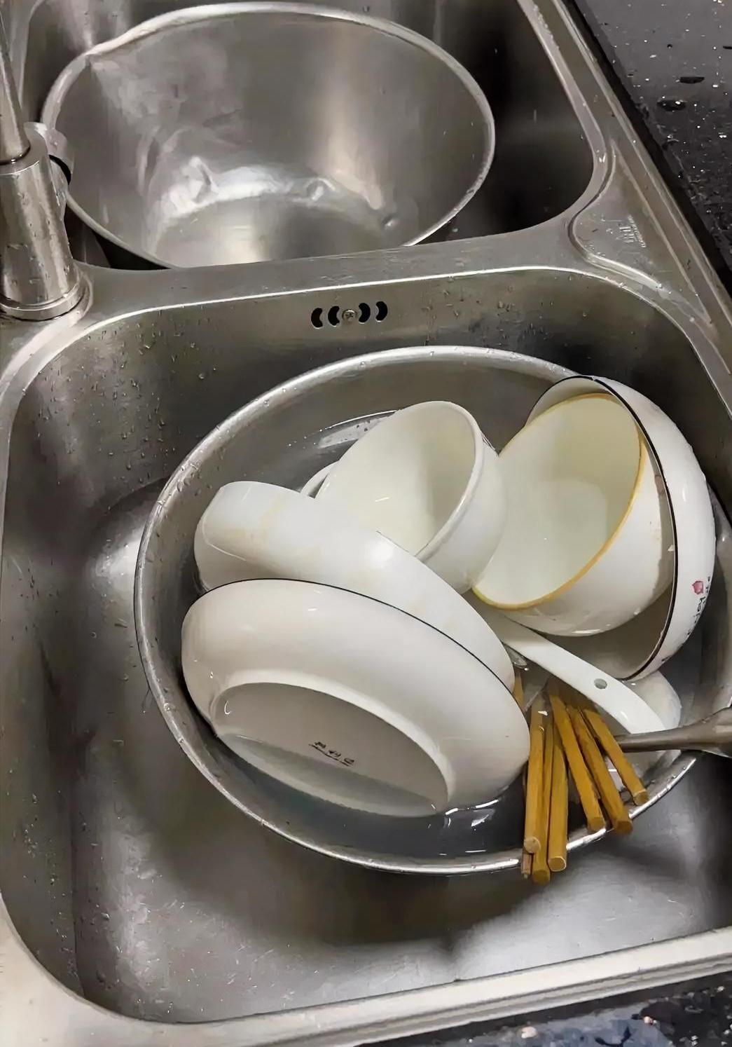 我天，这事儿看得我心都跟着揪起来了。

一晚不洗，中午还不洗，心凉得像掉进了冰窟