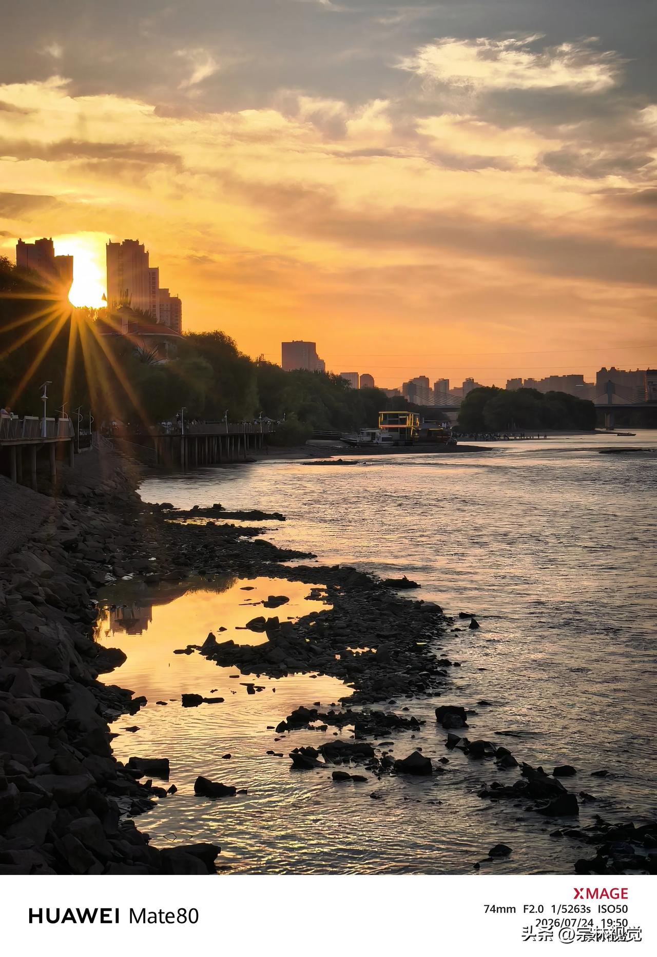 暮色徐徐漫过金城，我漫步黄河外滩，静赴一场落日之约。夕阳悬于楼宇之间，万丈金光冲