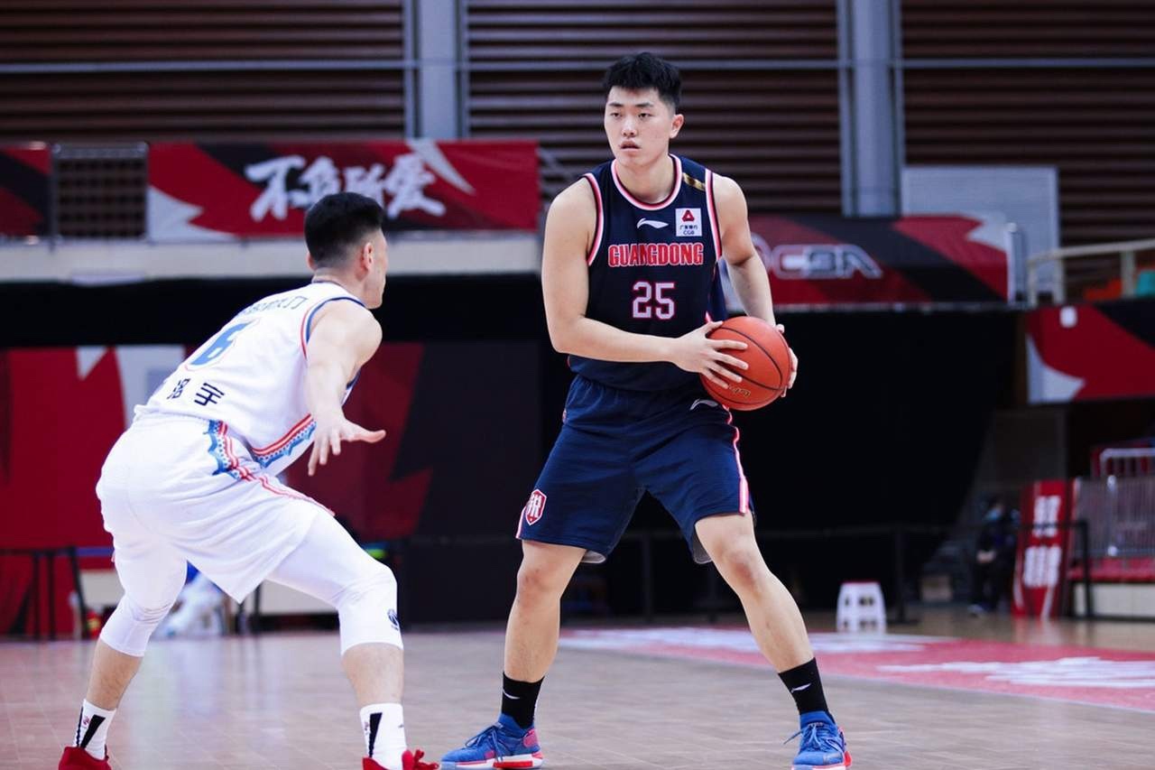 张皓嘉不甘人后！输给山西男篮后，杜锋今天一大早就带队前往洪山体育馆踩场训练，全队