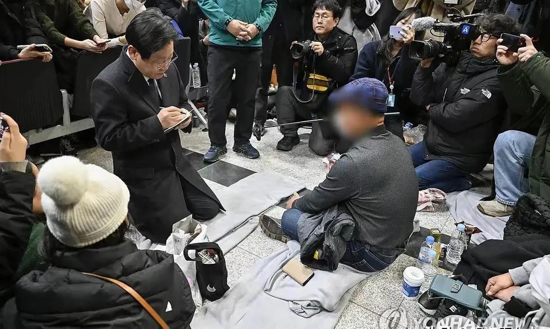 尹锡悦已经被申请逮捕了，尹锡悦是干不过李在明的！看看韩国这次坠机事件，尹锡悦只是