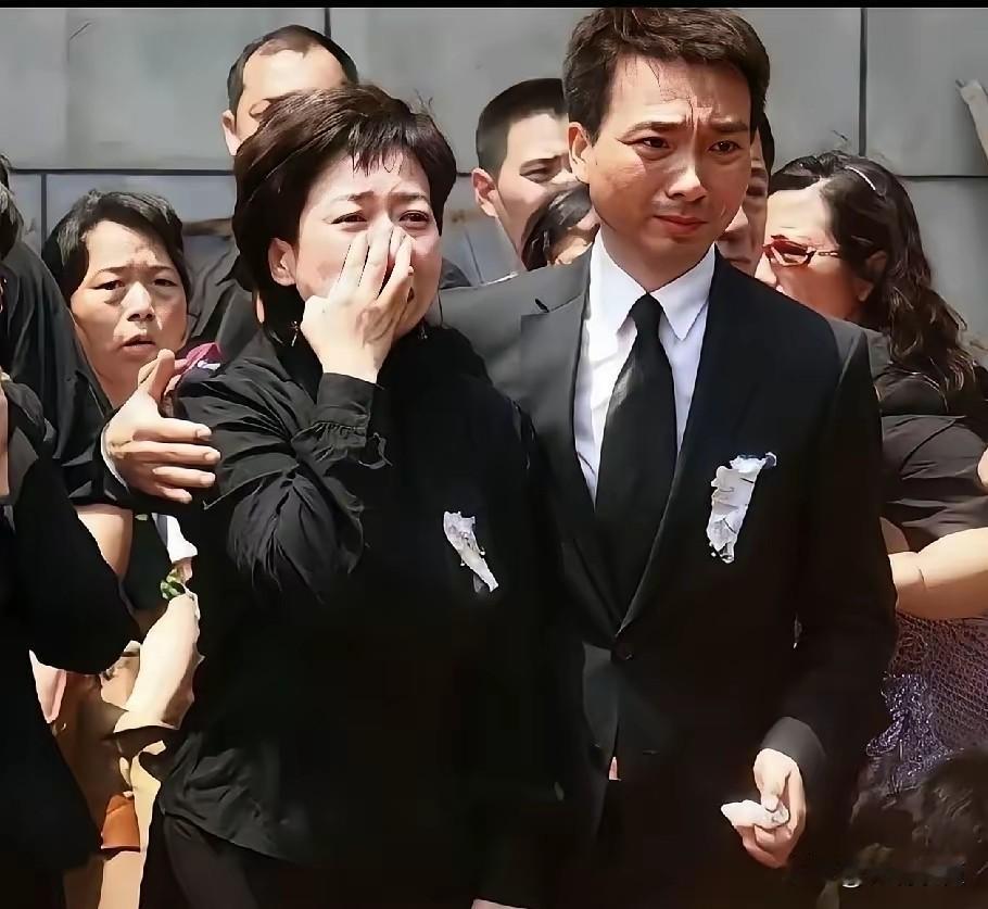 9月17日，著名主持人敬一丹的告别式，在北京八宝山殡仪馆东礼堂举行。

东礼堂大