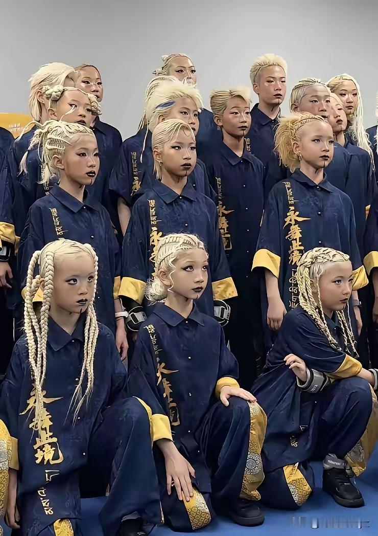 现在有些少年儿童的装扮真让人一言难尽。就像看到的那些孩子，嘴涂得乌漆麻黑，下巴跟