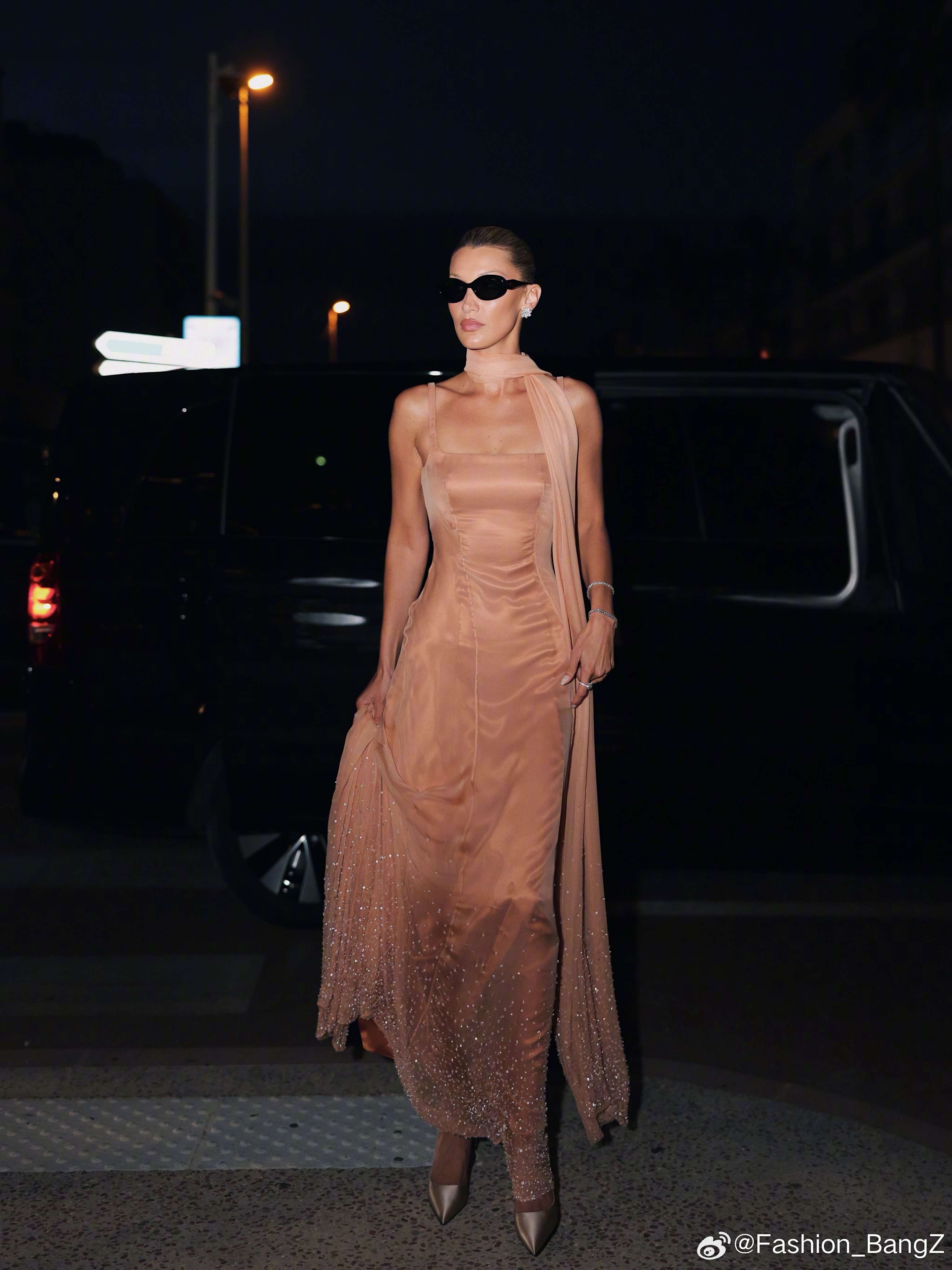 Bella Hadid 本次戛纳电影节 的另一身礼服，同样来自 PRADA 特别