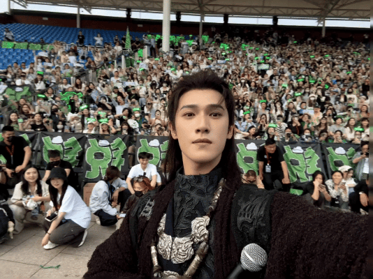 李昀锐为啥这么吸粉？感觉泛人气和死忠都蛮强，同一天不仅完成云包场10万座，还有5