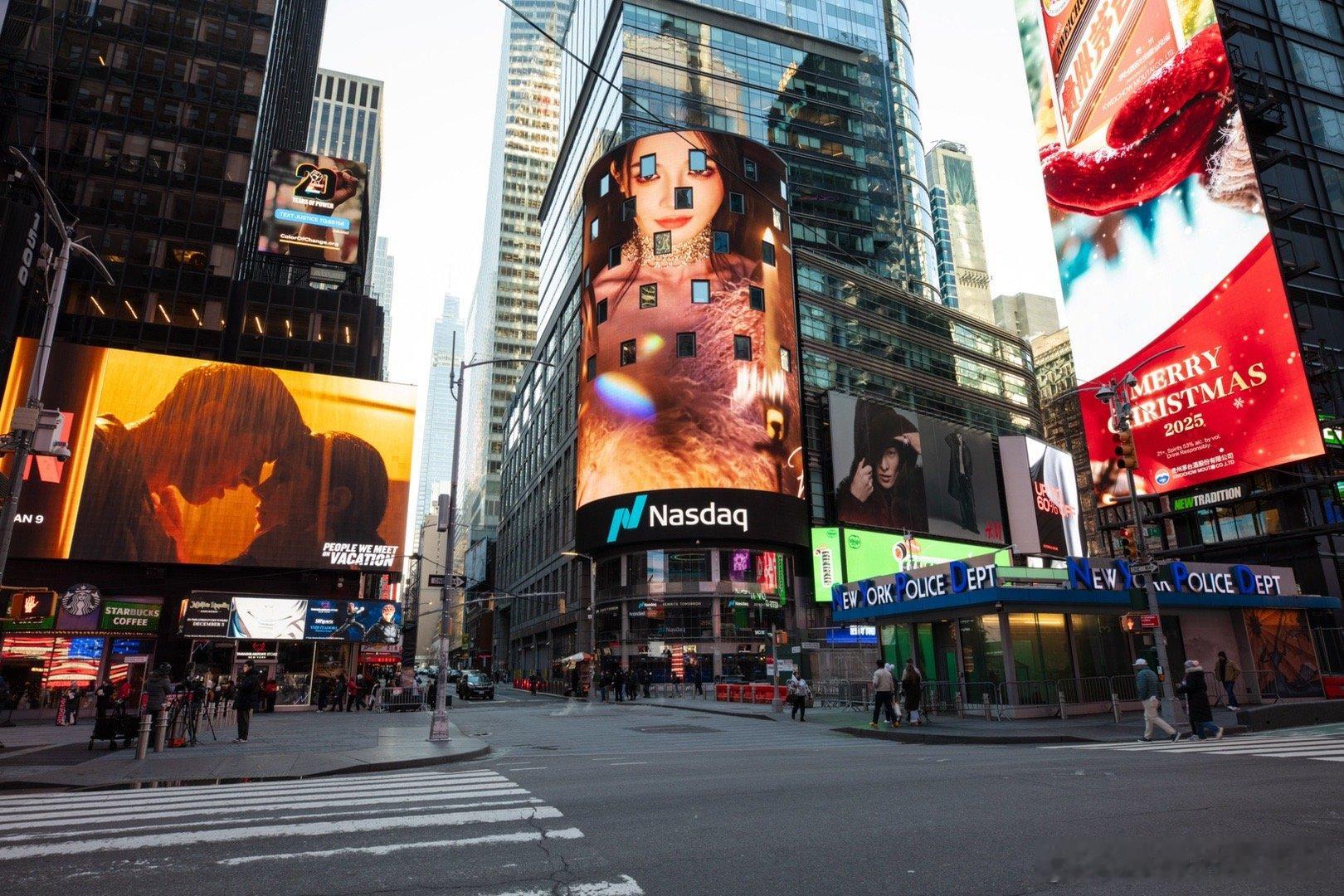 彭小苒登纽约时代广场大屏 颜值与实力双在线！彭小苒携《新青年》大片登陆时代广场，