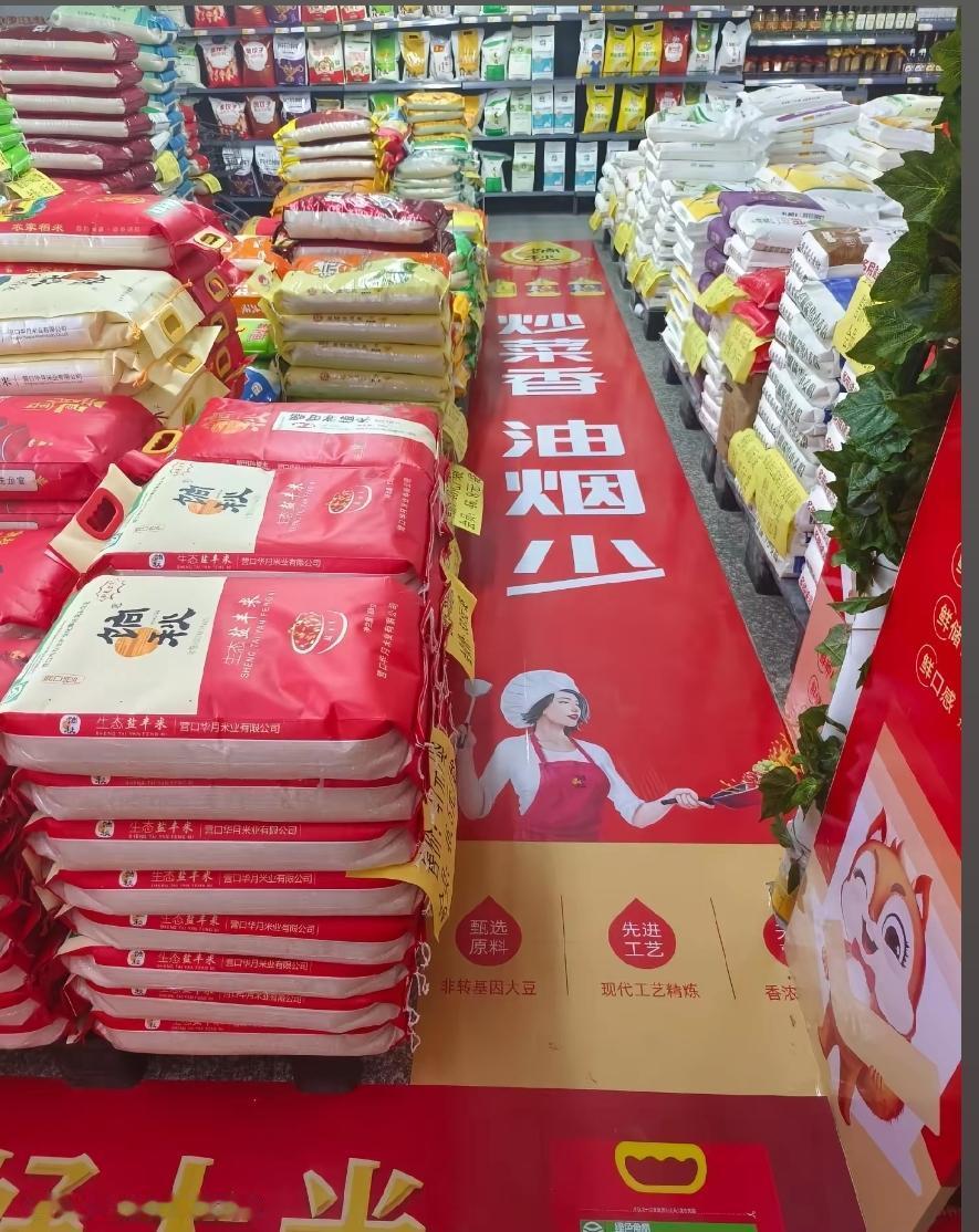 如今超市里的米面油品类愈发丰富，各类功能性粮油不断上新，曾经随处可见的本地小作坊
