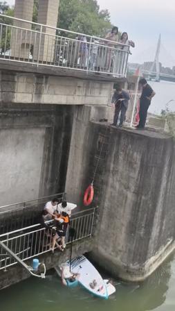 四川绵阳涪江出水口，漩涡像一张大口把父女俩往下拽，八九岁的小女孩几乎要沉下去了。