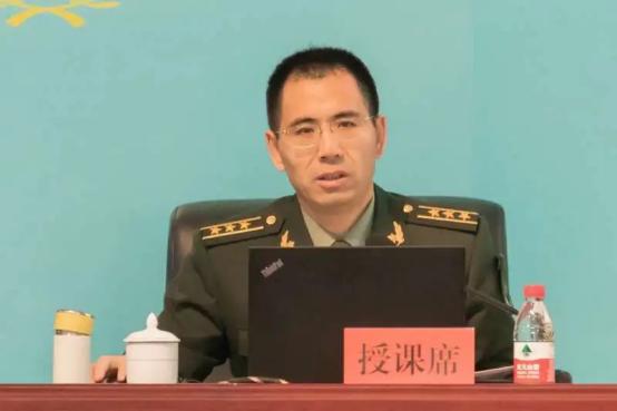 1979年，46岁光棍收养2月大男婴，含辛茹苦把他养大，40年后，男孩成为上校军