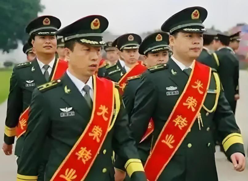 当兵的也太“卷”了！明明干满 12 年就能转业、稳稳端上体制内铁饭碗，可大批老兵