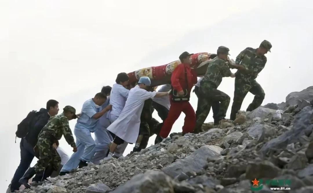 伟大的中国人民
这一个镜头捕捉到了我们国家的脊梁！
汶川地震，军人、救援队员、医