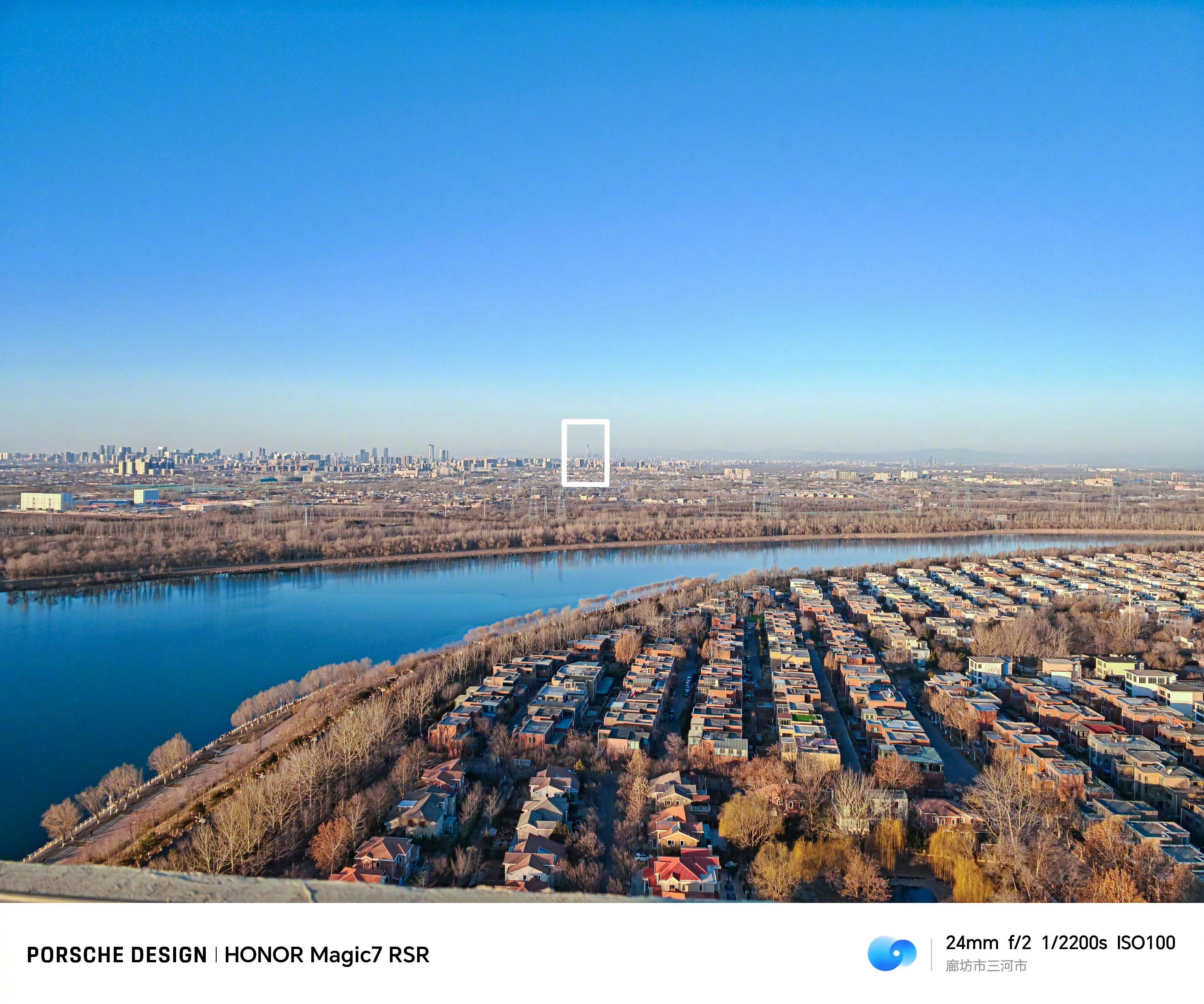 荣耀「大王影像」超高倍率 AI 远摄功能，场景基本上局限在光线良好下简单的建筑线