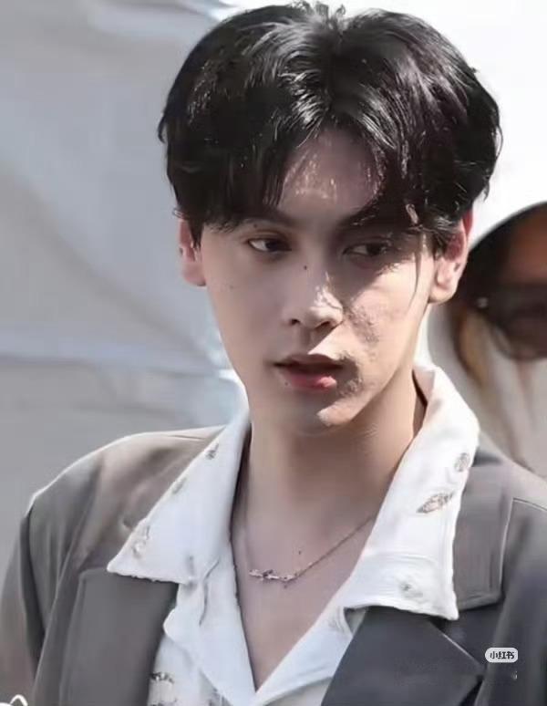 只知道田栩宁的生图长这样 十层大浓妆都挡不住田雷原生脸疯狂长出血肉 