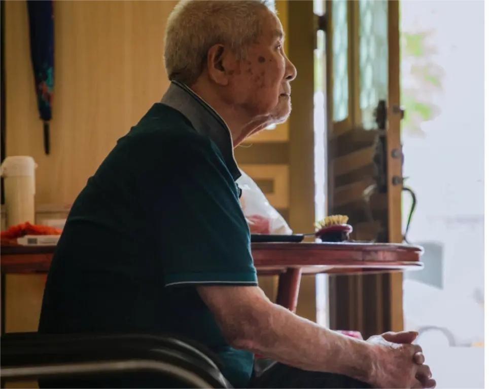 昨天，回乡下探望爷爷，发现上个月送他的2箱白酒只剩下3瓶，我问爷爷，他说是他喝掉