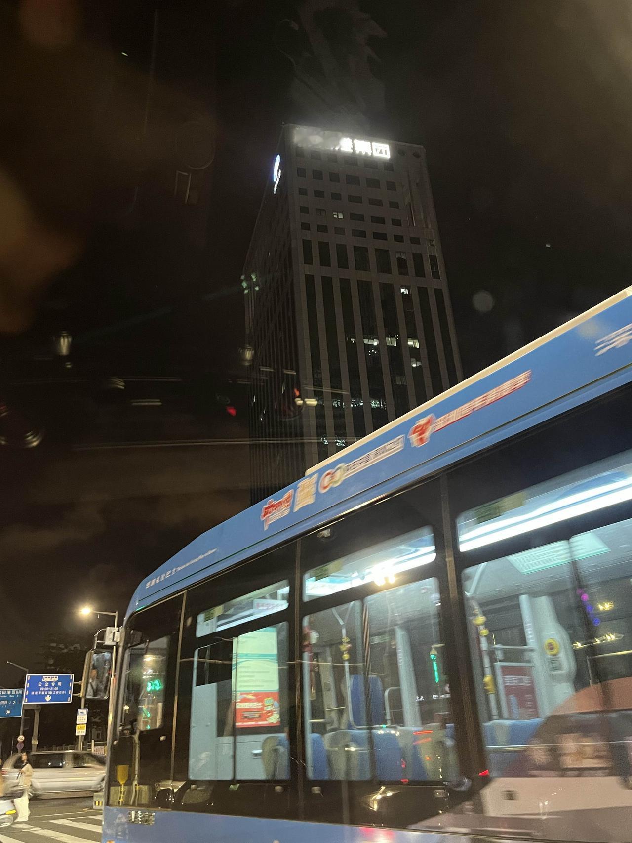 夜色中的深圳港大楼，那简直是都市里的梦幻存在。华灯初上，大楼被五彩灯光环绕，像一