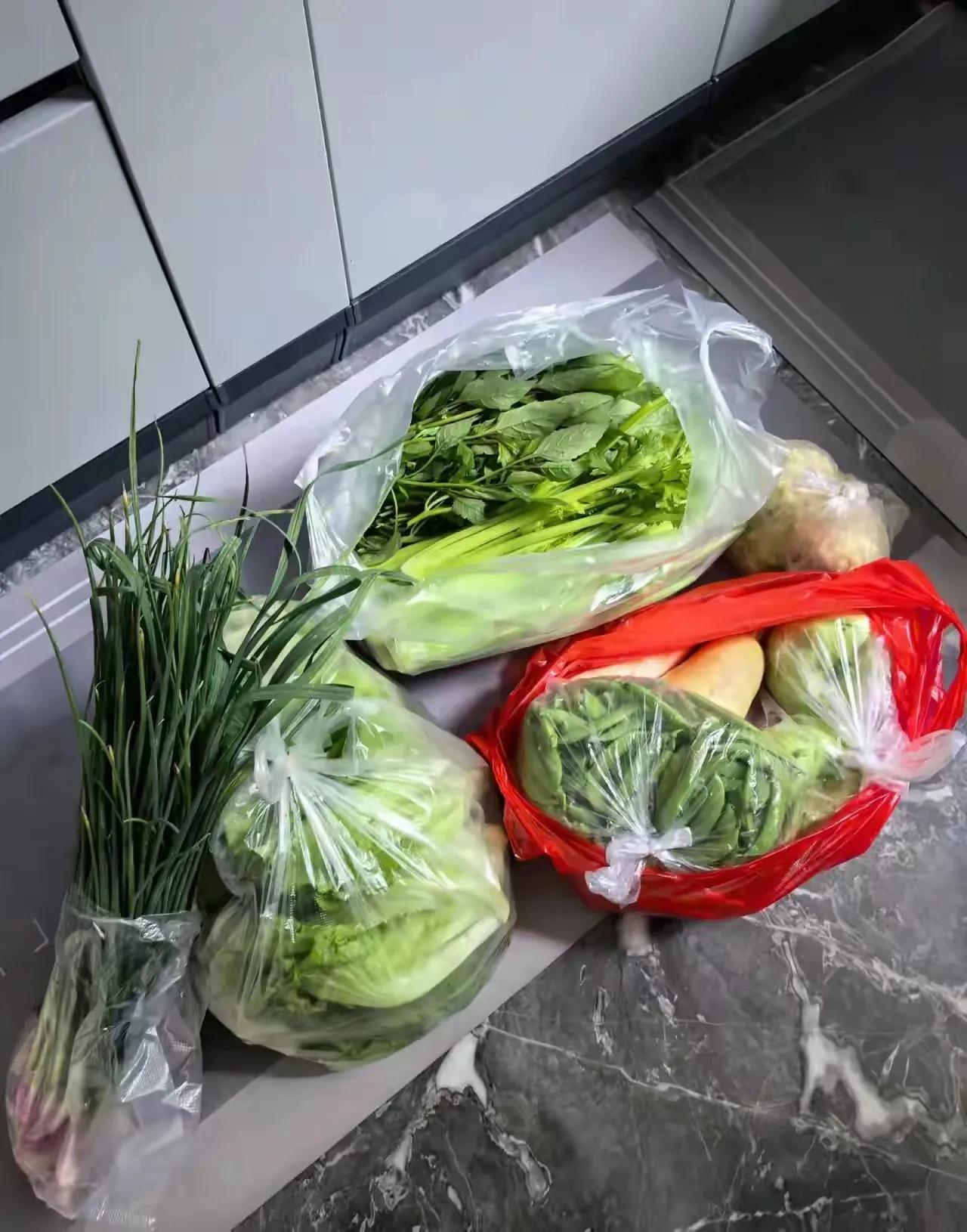 广东的一个常住县城做生意的中年男子，在他的家里面经常都会有家乡的朋友去县城办事，