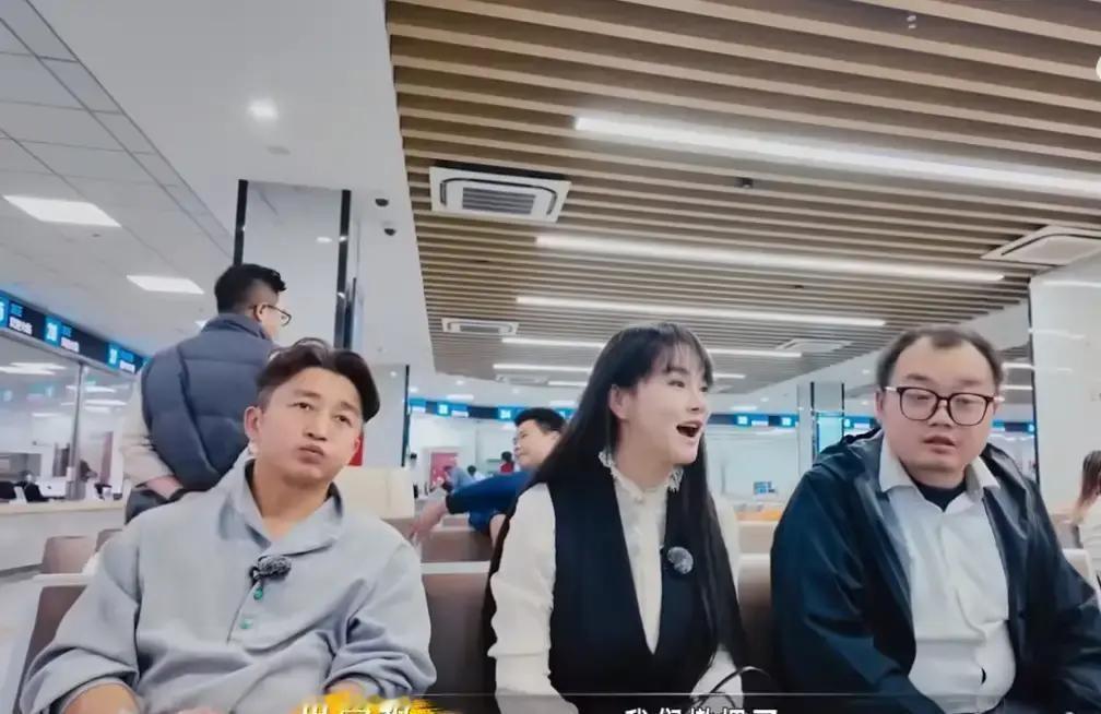 两口子坐在车里，刚卖了最后一套房把债还上，本来是天大的喜事，一口气终于松下来了