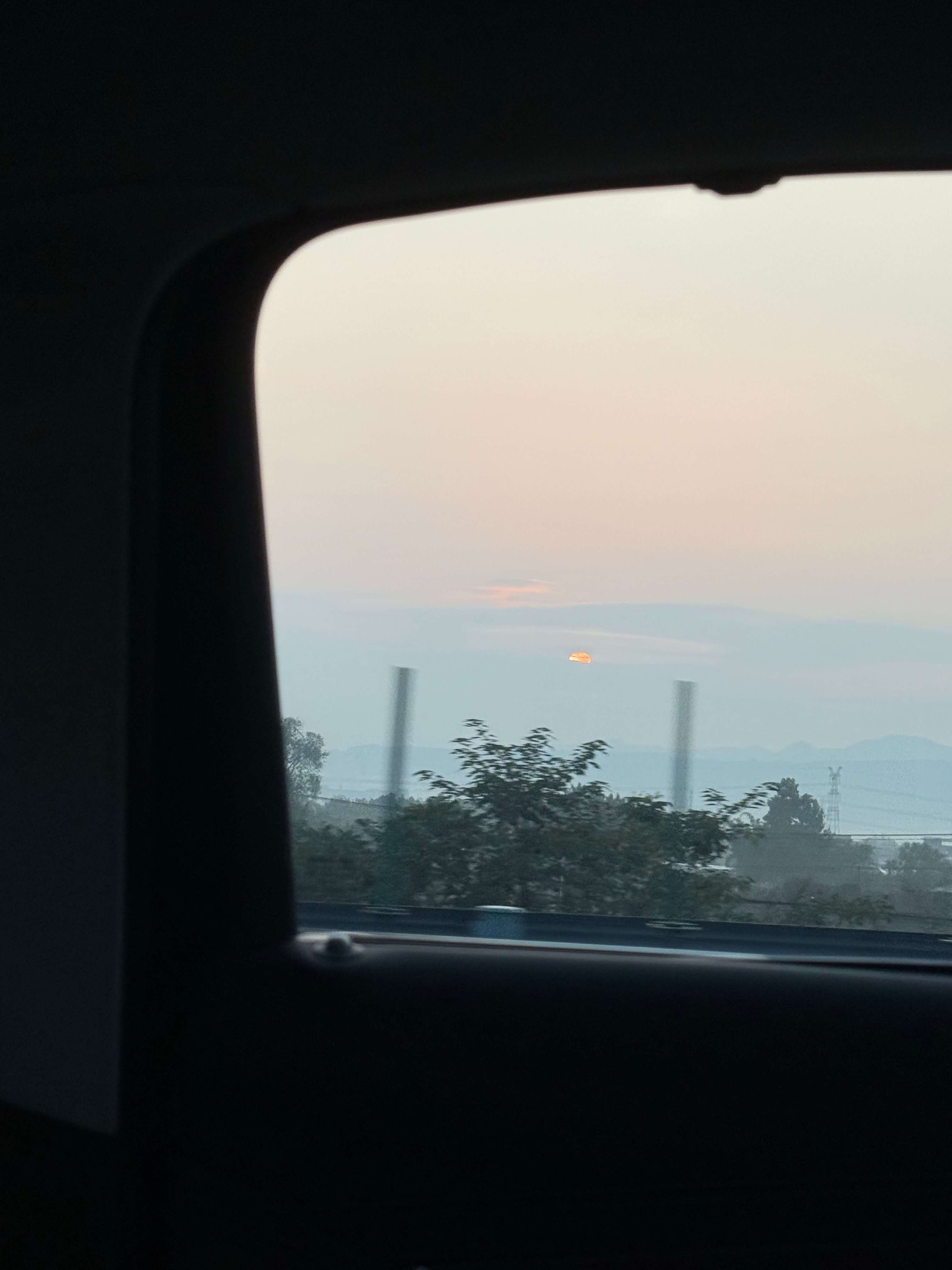 此女一晚上没睡着（不是没睡是没睡着）现在跟日出一起去机场了 