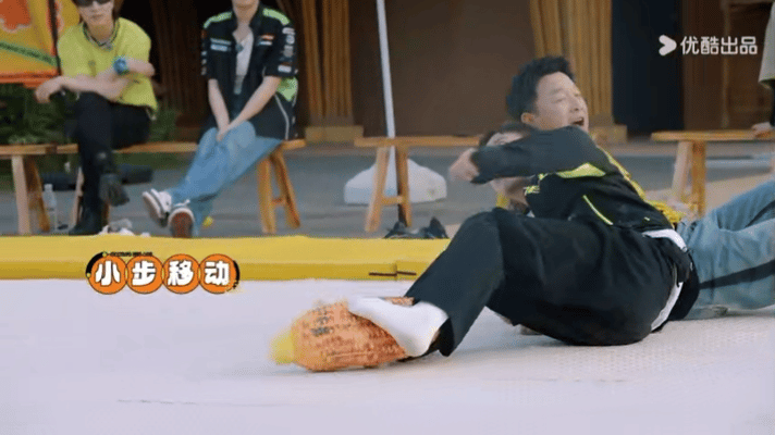 沈腾黄渤变蛄蛹者 沈腾和黄渤这次玩蛄蛹者可真是搞笑得不行看他们扭屁股抢玉米，我真