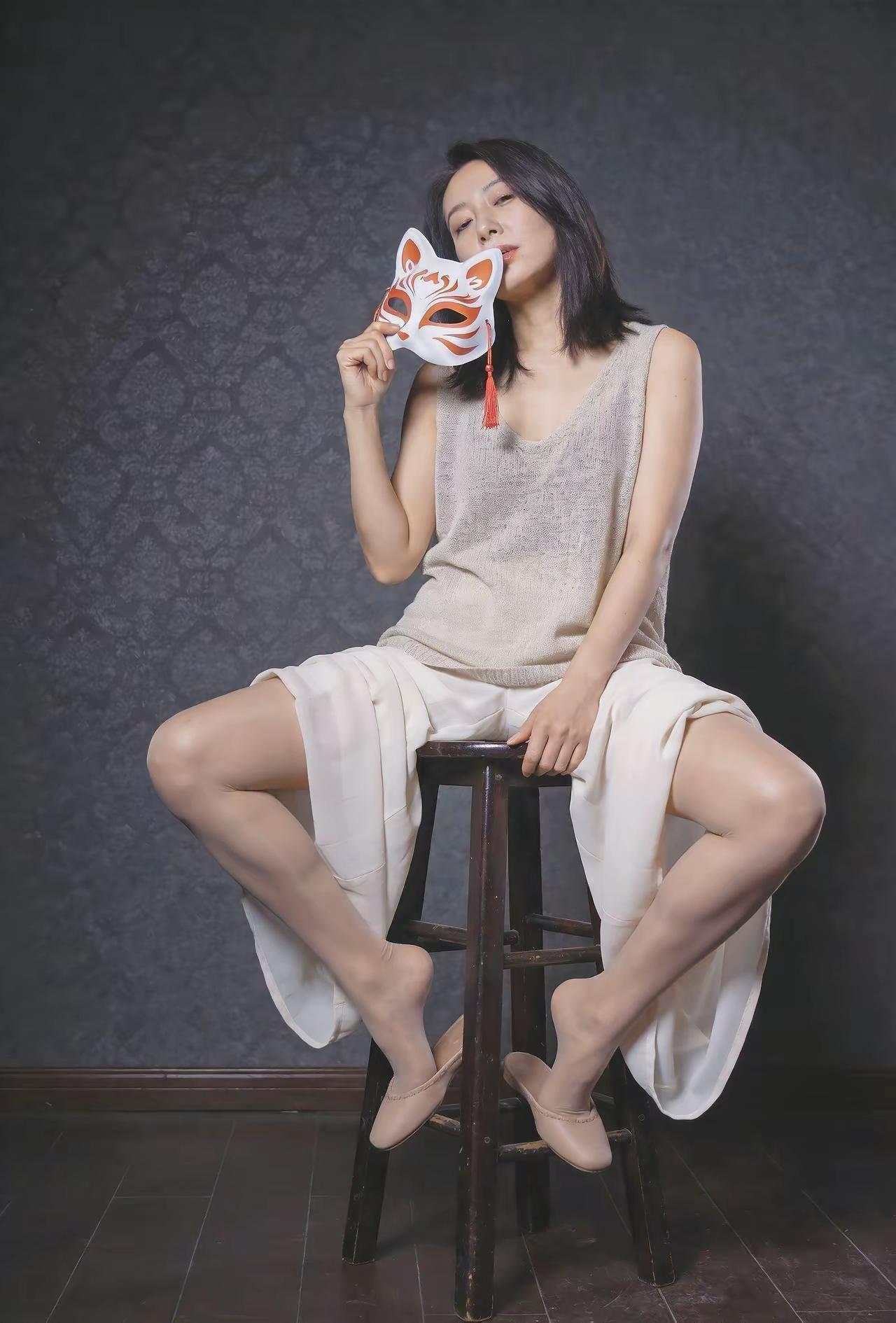 这种女人说不上美，但绝对有个性。能够一眼被记住。