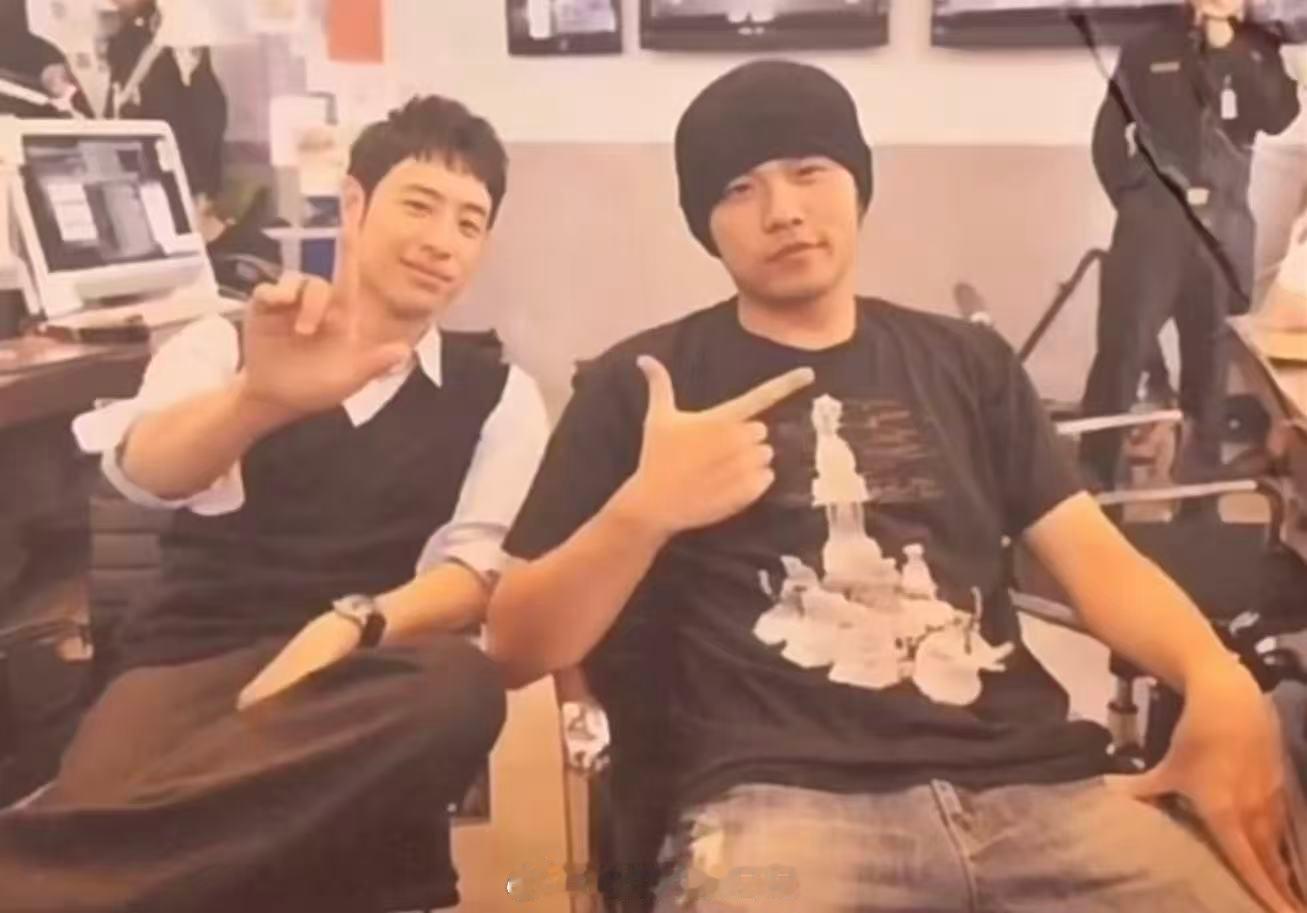 潘玮柏20年前的衣服还能穿 潘玮柏和周杰伦合照里穿的外套竟然是06年穿过的衣服！