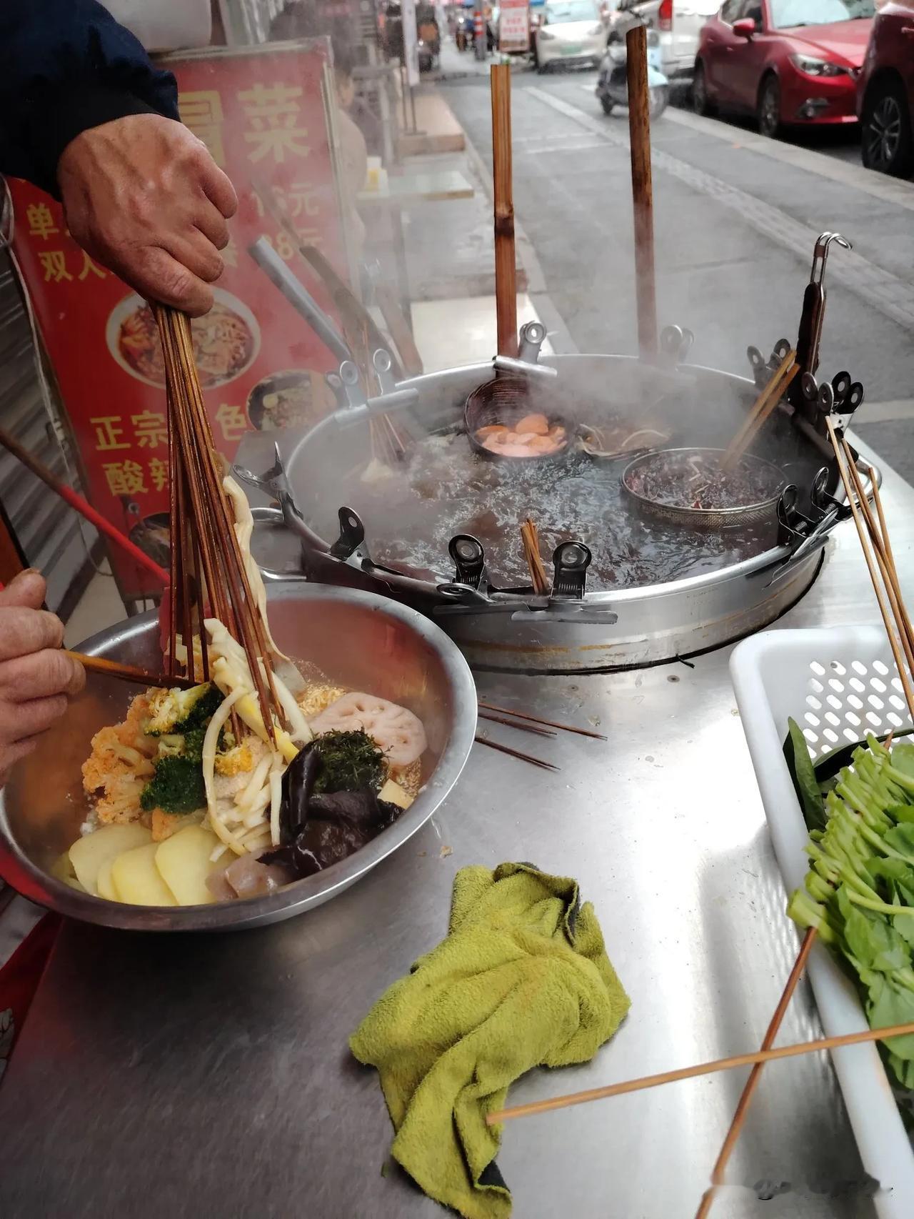 昨天去华阳的一家店吃麻辣烫，这家店荤素都是1元1串，比市场上主流的价格要稍微贵一