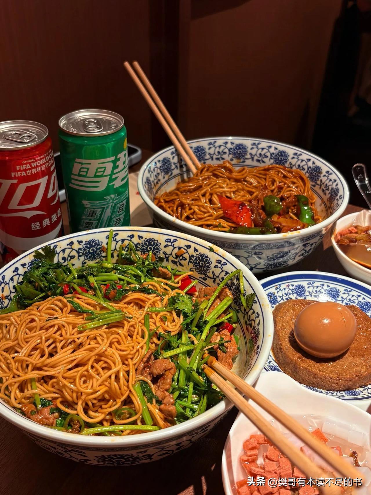晚上整点好吃的，但是又不知道吃啥才好，一时也没主意。就来了一碗面，一个蛋，一个凉