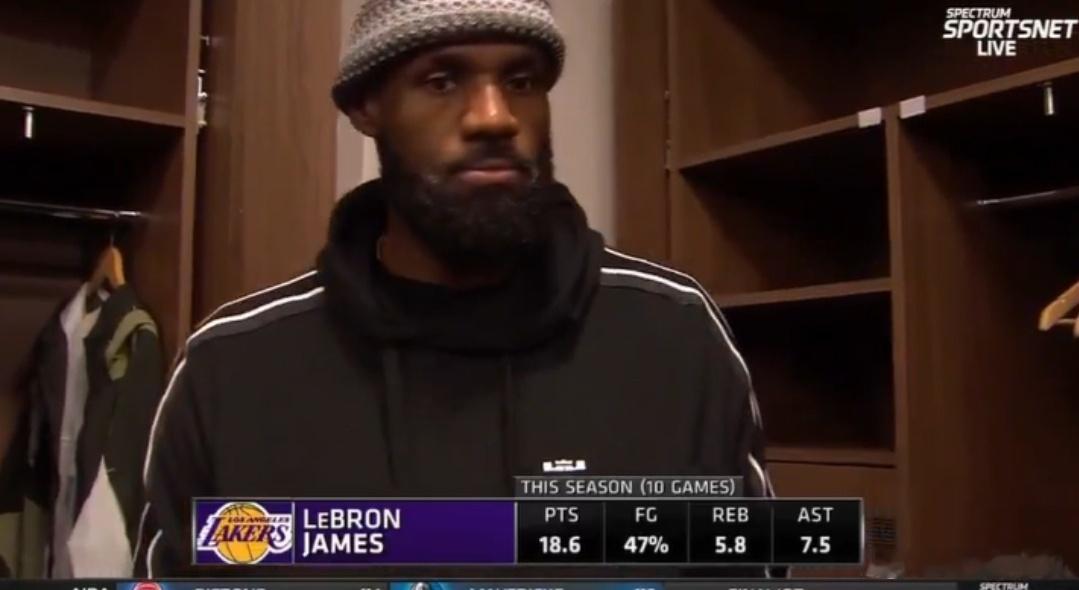 湖人vs爵士詹姆斯谈伤情：膝盖感觉一阵剧痛，内侧副韧带位置被顶到了NBA常规赛继