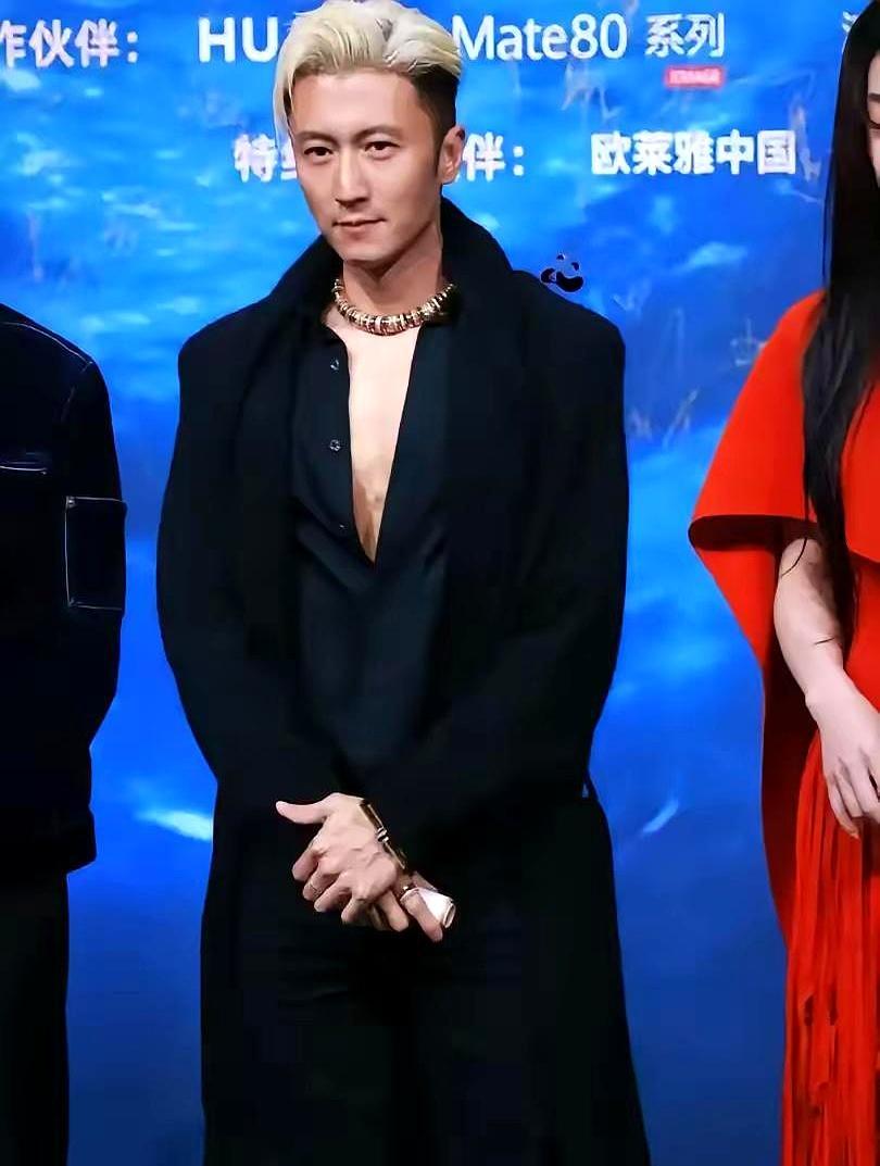 那个卖烤肠的偶像歌手谢霆锋，竟然成了华语动作片的最后一张牌。
 
新片里，他蓄起