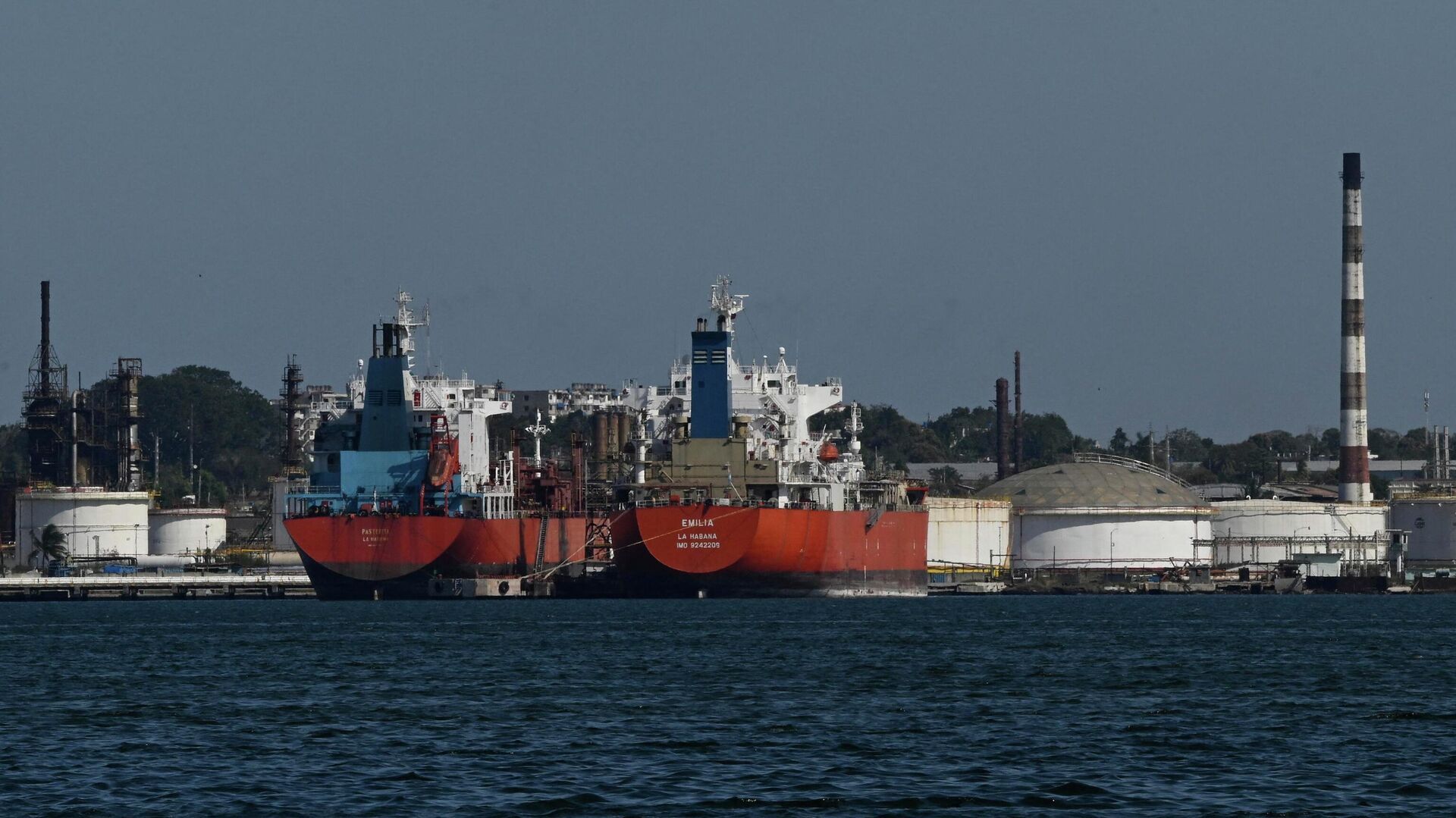 古巴近日从俄罗斯油轮上卸载了10万吨原油，以缓解因美国持续封锁而加剧的能源危机。