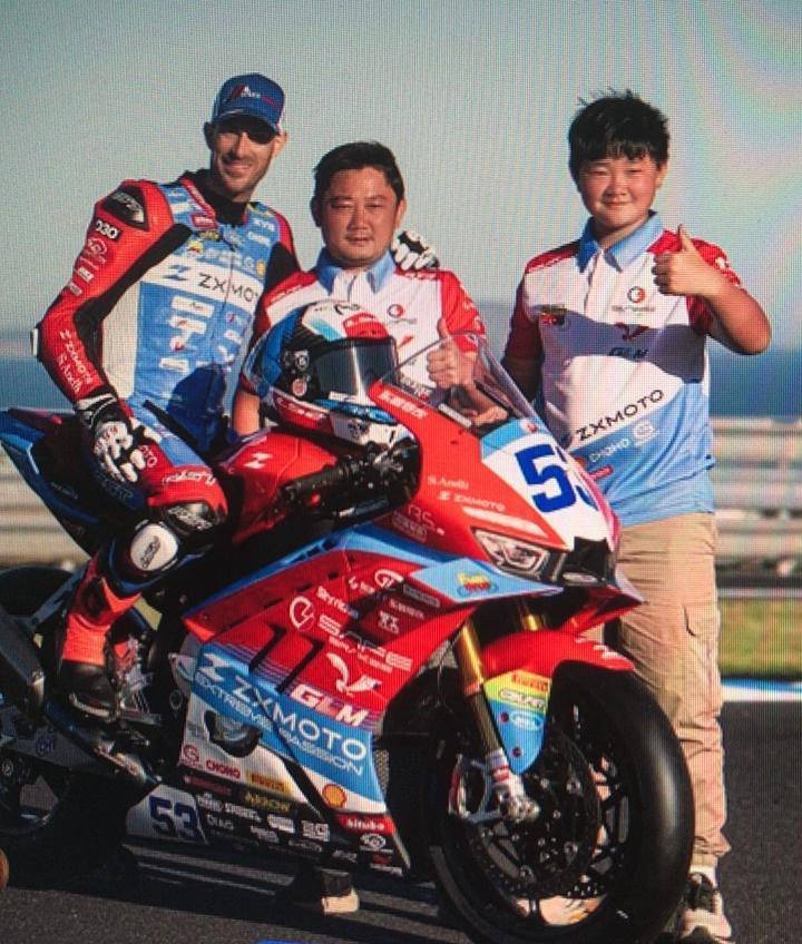 刚刚看了一个外国记者对张雪机车的车手德比斯的采访，感慨这个世界真的就是物以类聚，