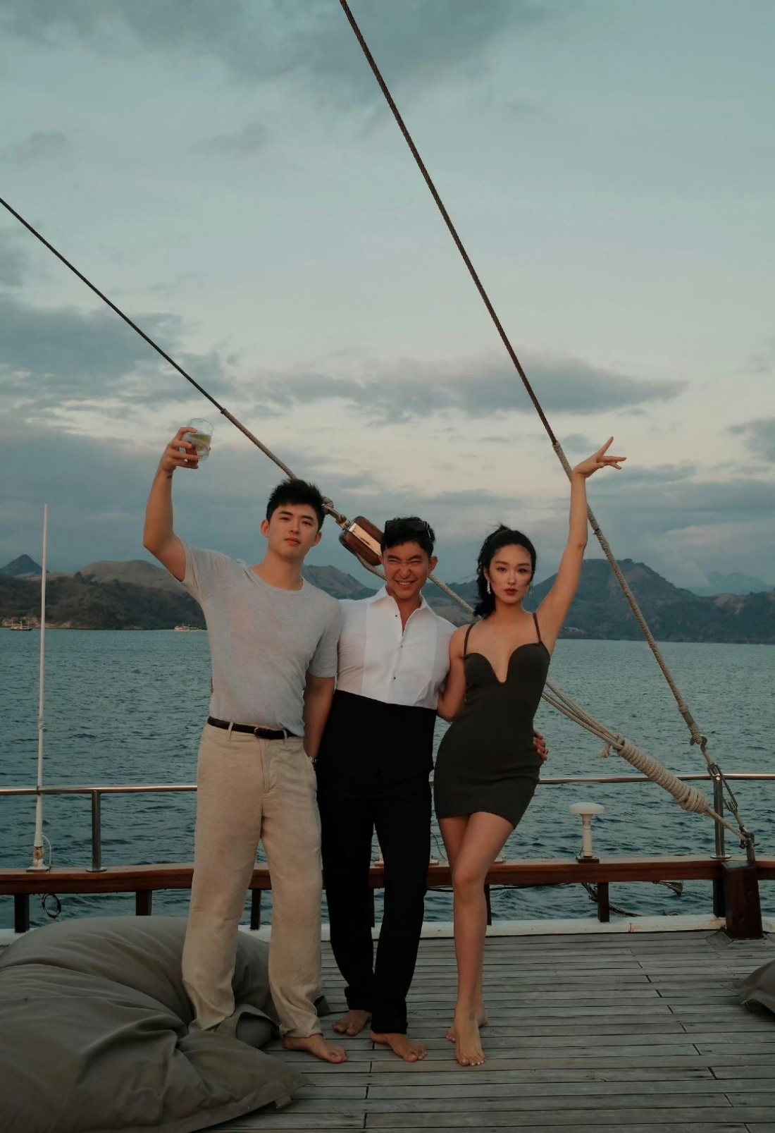 杨采钰首晒与老公合照看起来很般配，很甜蜜呢，漂亮姐姐就是应该跟帅哥在一起 ​​​