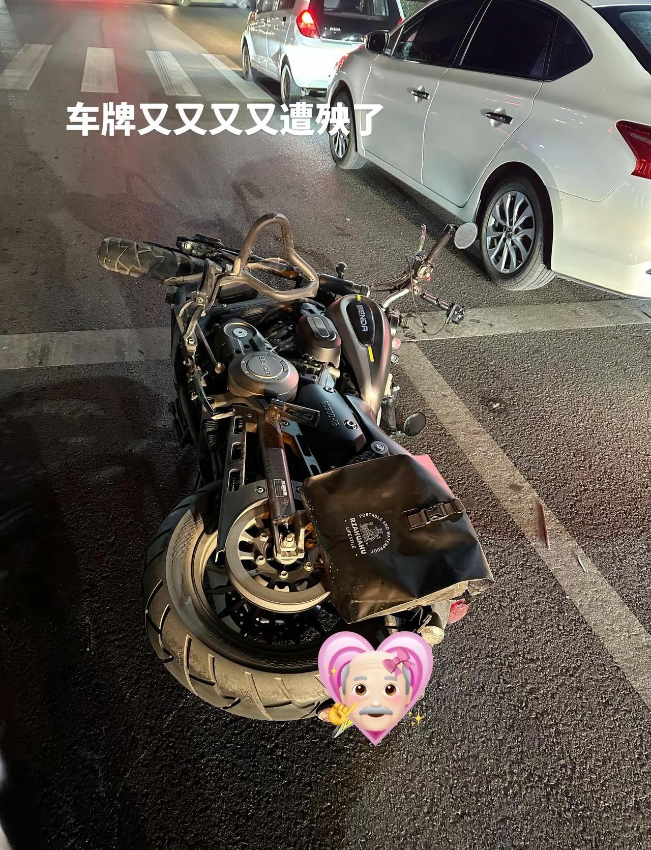 等红灯被追尾了 人没事 只是屁股亲吻了大地追尾事故 骑行日常 开车注意安全