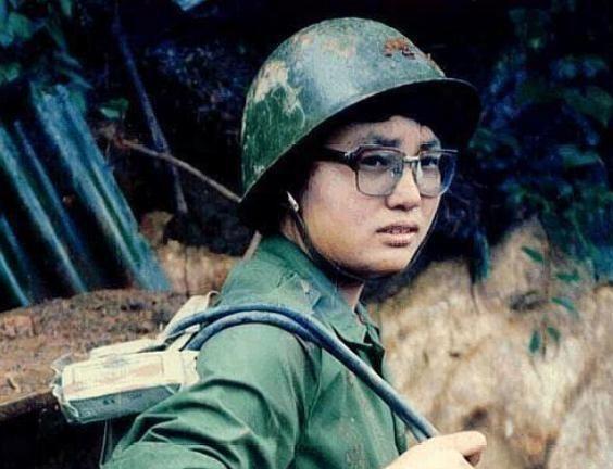 1986年4月，23岁女医护刘亚玲以请假回家探亲为由，偷偷跑到老山前线救治伤员战