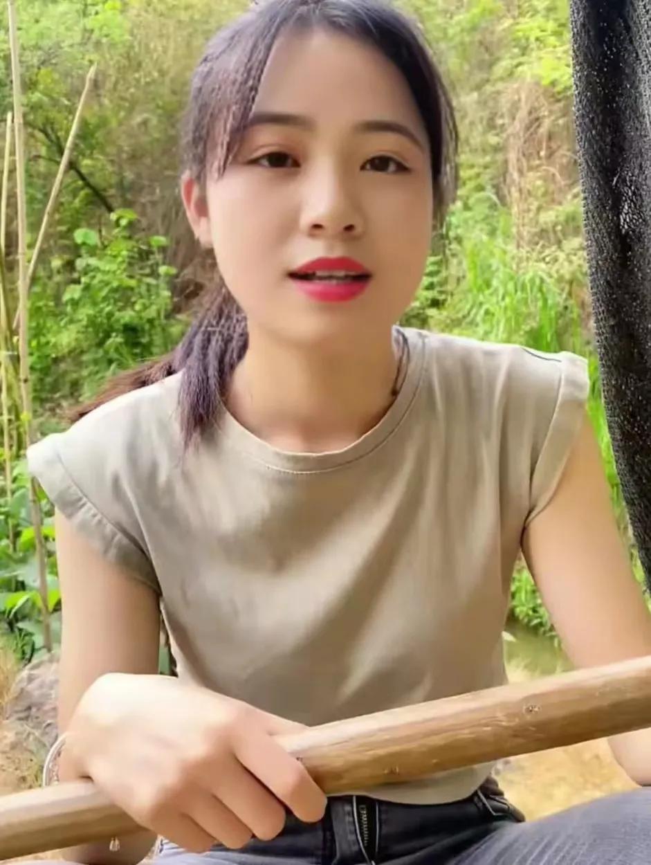 那一年，我遇到了他，一个憨厚老实的男孩。他不懂浪漫，却用行动证明着对她的爱。每当