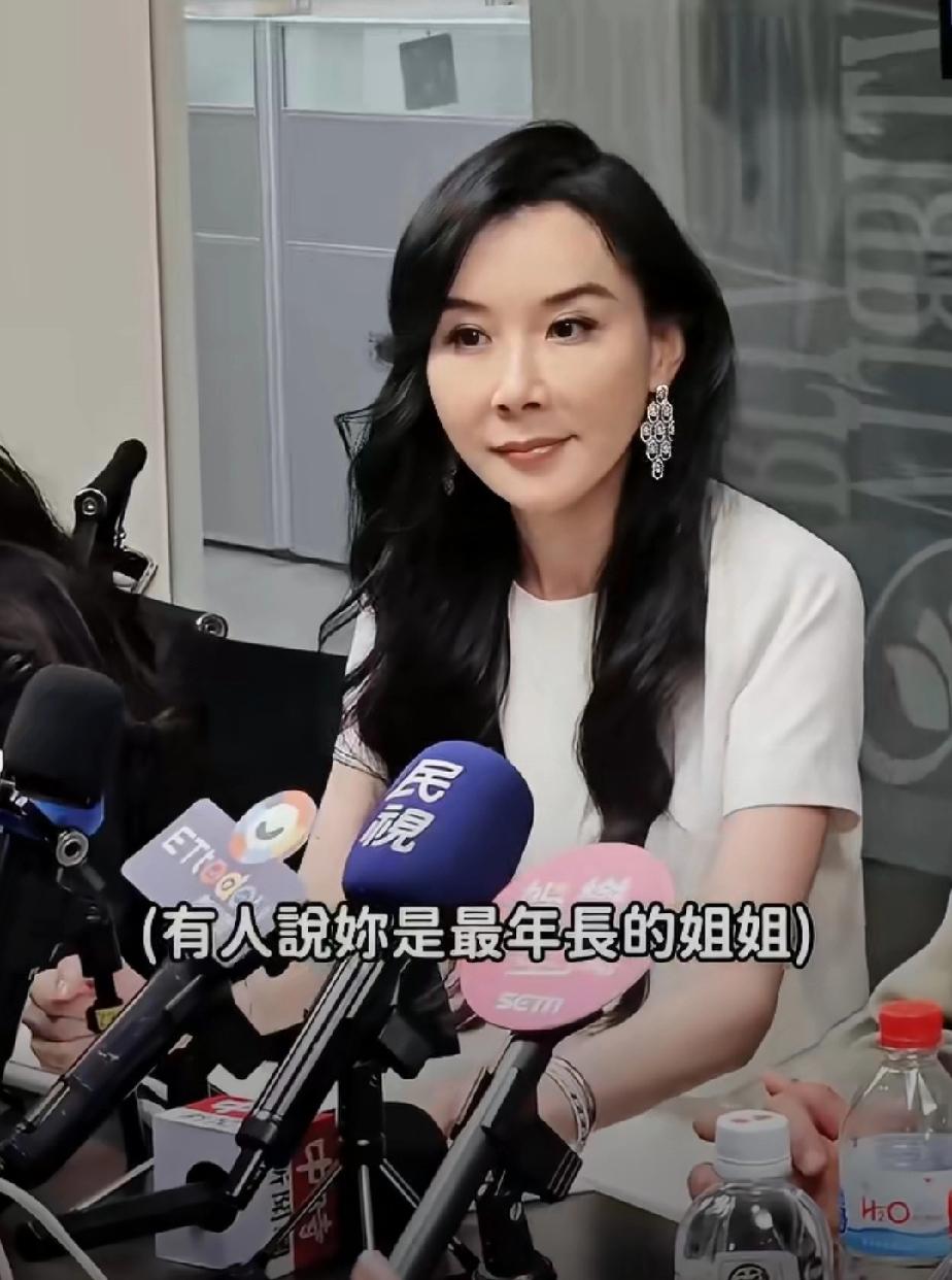 萧蔷采访时被记者问你知道你是参加本届浪姐最大年龄的姐姐吗？

萧蔷:“我的确出生