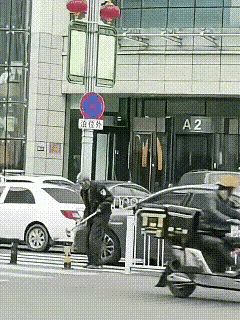 这个老人真是明目张胆、有恃无恐，马路上的东西他都敢动，环卫工人制止他也不予理睬。
