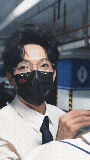 陈楚生 凌晨四点回到酒店
好多花生接他下班 生哥真诚感谢大家
赛后采访他说还有 