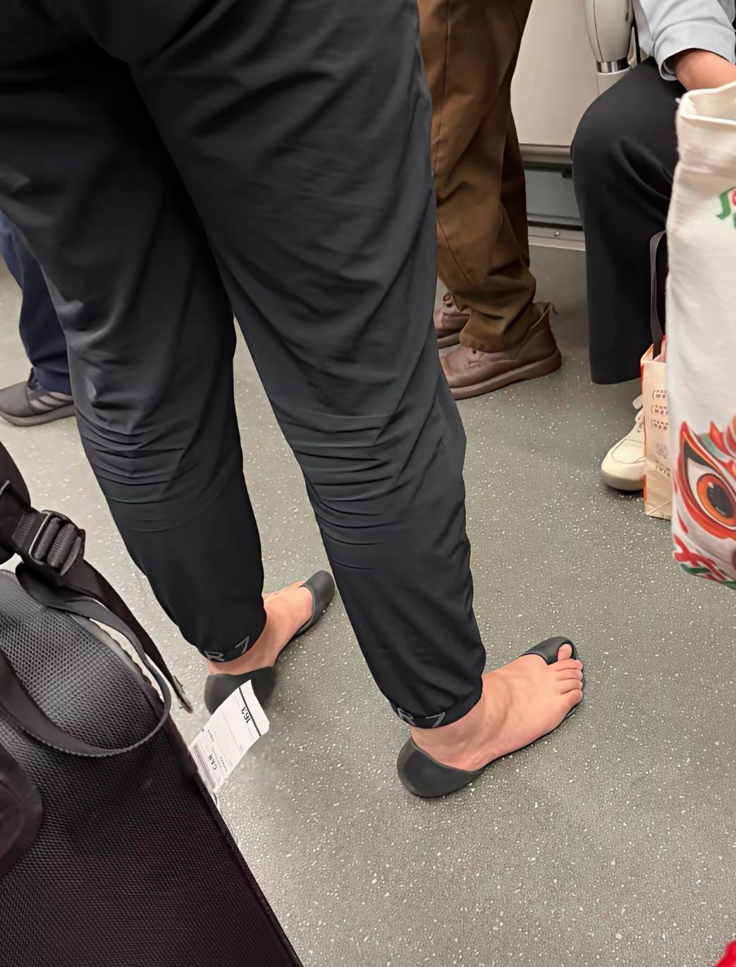 唉呀妈呀，这人穿的鞋好奇葩

地铁车厢，忽然看见一人穿的鞋，我愣住了。鞋露出脚趾