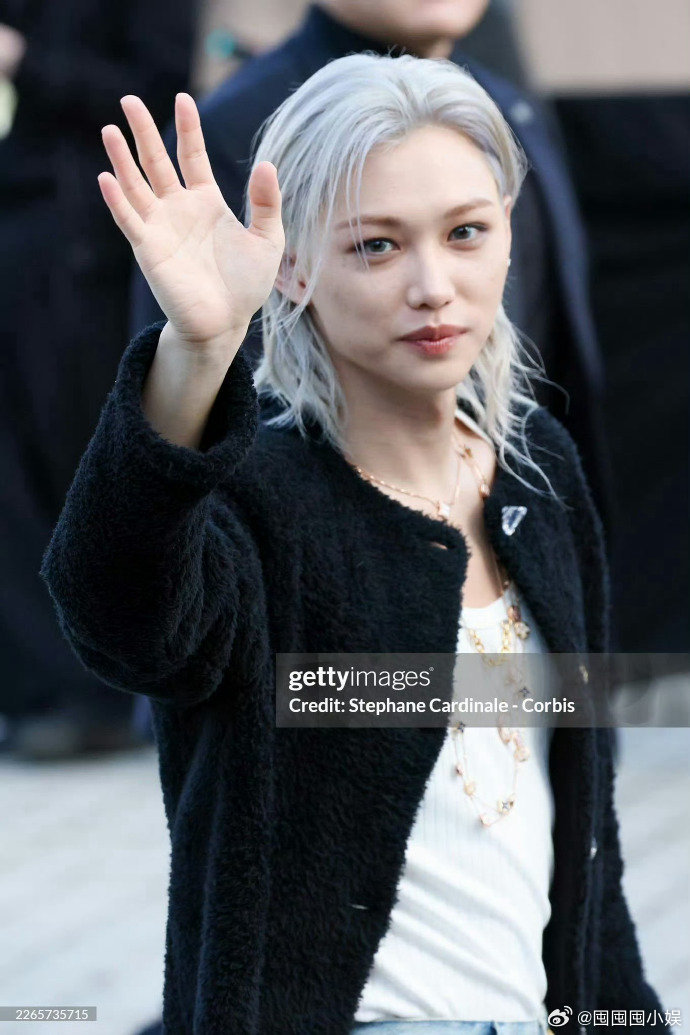 Lisa李龙馥LV大秀G社生图 Lisa李龙馥G社生图，好神的两张脸！Lisa李