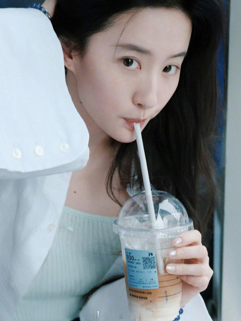 说实话还是怀念神仙姐姐时期，真的封神来的刘亦菲素颜女大